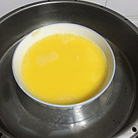 Illustration of how to make steamed egg custard 1