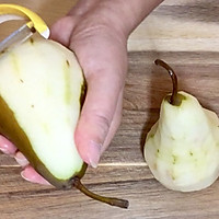 The perfect ending to dinner: Illustration of how to simmer pear in red wine 2