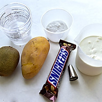 A must-have cool dessert in summer----Snickers bar Illustration of how to make fruit cream cup 1