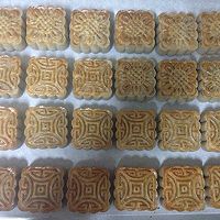 Lotus paste/bean paste and egg yolk mooncakes (with lotus paste recipe) Illustration of how to do it 25