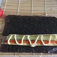 Illustration of how to make three-color salad seaweed rolls 11