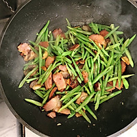 Spring Appetizer-Savory Bean Stir-fried Bacon#Quality Recipe Challenge #How to practice illustration 10