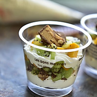 A must-have cool dessert in summer----Snickers Illustration of how to make fruit cream cup 11