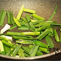 Fried pork belly with green garlic, in addition to Sichuan twice-cooked pork, you can also use sand tea Illustration of how to make a Chaoshan home-cooked dish with soy sauce 4