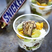 A must-have cool dessert in summer----Snickers Illustration of how to make fruit cream cup 10