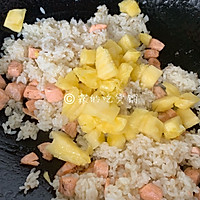 #秋How to eat#Pineapple Salmon Butter Fried Rice Recipe Illustration 10 