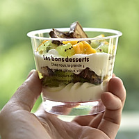 A must-have cool dessert in summer----Snickers bar Illustration of how to make fruit cream cup12