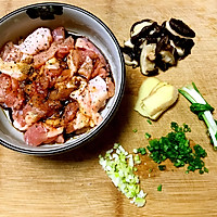 Illustration of how to make claypot rice with mushrooms and chicken legs 2