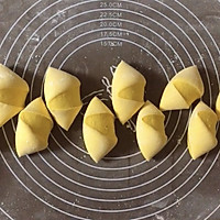 Cut, pinch, and coat the pumpkin bean paste Illustration of how to make a five-petal flower 4