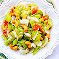 Food丨Fried cashews with celery and lily, representative of autumn health and wellness dishes ~ Illustration of how to do it 9