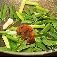 Fried pork belly with green garlic, in addition to Sichuan twice-cooked pork, you can also use sand tea Illustration of how to make a Chaoshan home-cooked dish with soy sauce 5