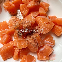 #秋How to Eat#Pineapple Salmon Butter Fried Rice Recipe Illustration 3