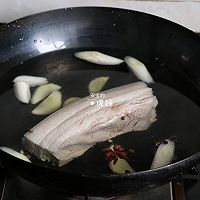 Illustration of how to make sour pork belly hot pot 3