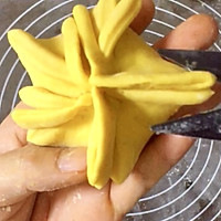 Cut, pinch, and let the pumpkin bean paste wrap Illustration of how to make a five-petal flower bloom 9