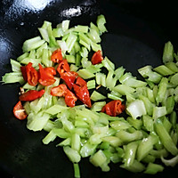 Food丨Fried cashews with celery and lily, representative of autumn health and wellness dishes ~Illustration of how to do it 4