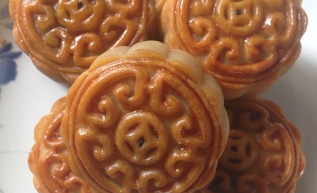 Lotus Paste and Bean Paste and Egg Yolk Mooncakes