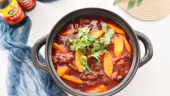 Braised mutton and yam in pot