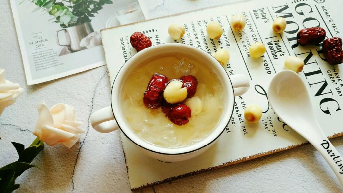 Lotus seeds and white fungus soup