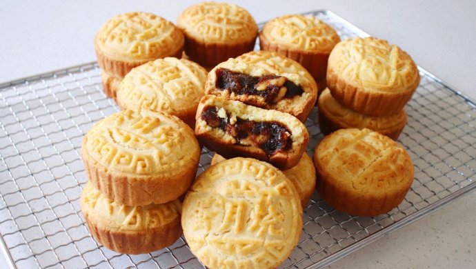 Walnut and Date Paste Egg Mooncake