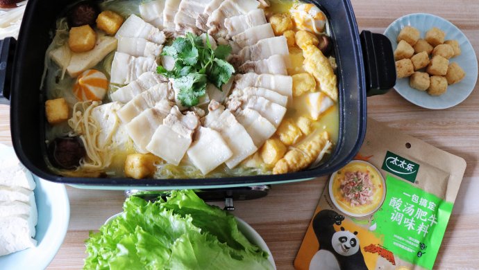 Pork belly hotpot in sour soup