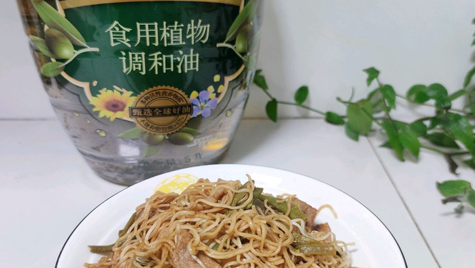 Steamed noodles with pork and beans