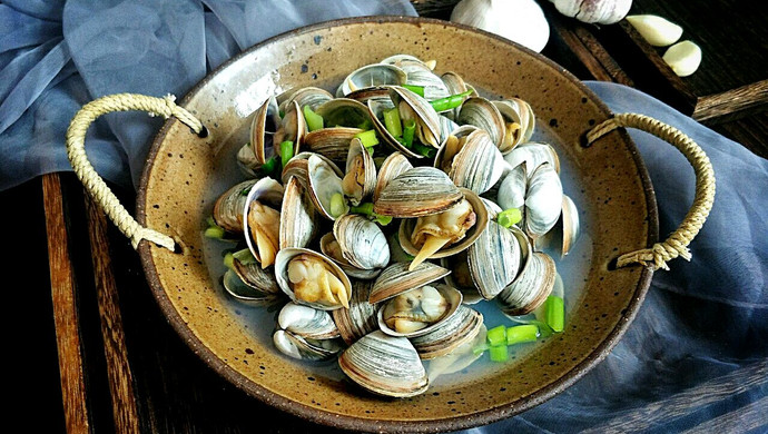 Boiled white clams