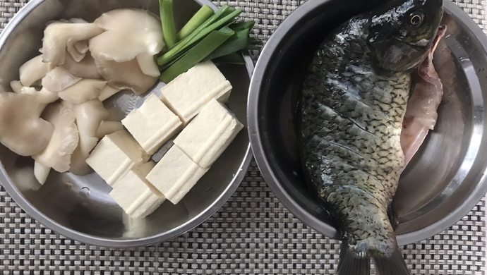 Cantonese Cuisine | Crucian Carp Tofu Soup