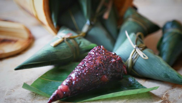 Purple rice eight-treasure cone-shaped rice dumplings