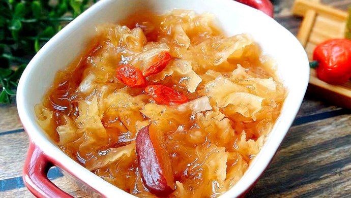 Red dates and white fungus soup