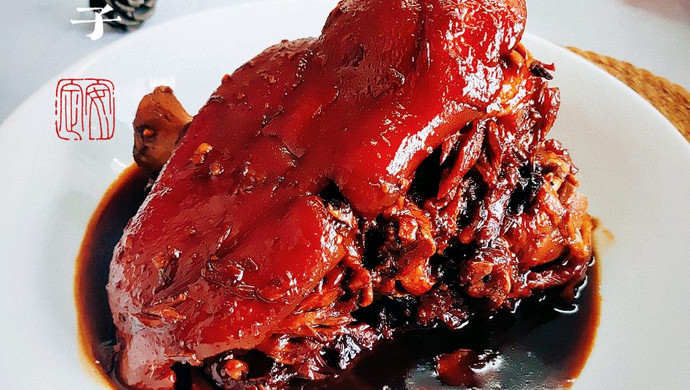 Braised pork elbow