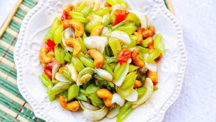 Stir-fried cashews with celery and lily