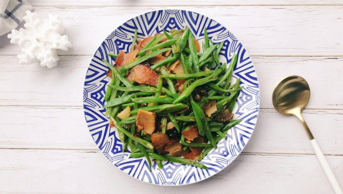 Stir-fried bacon with sword beans