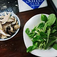 #rapidgetsummer spring festival family feast#delicious qingyuan chicken rack mushrooms Illustration of how to make soup 9