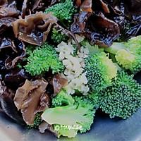 Illustration of how to make broccoli mixed with fungus 6