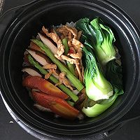 The perfect transformation of leftovers - Claypot rice with shredded chicken and mixed vegetables Illustration of how to do it 3