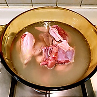 Illustration of how to make bamboo fungus and local chicken soup that can remove dryness and relieve fire. 2 