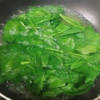 Illustration of how to make spinach with garlic preserved eggs 5