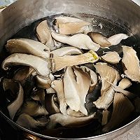 #光食街How to eat# Eat this way for dinner, you will lose weight No friends: Illustration of how to make oyster mushroom, shredded pork and tofu soup 2