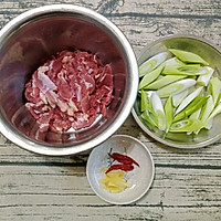 Illustration of how to make mutton fried with green onions 1