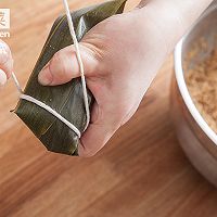 Illustration of how to make egg yolk meat rice dumplings 10