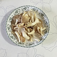 Illustration of how to make oyster mushroom meat soup 1