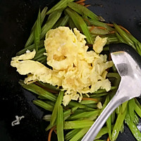 Illustration of how to make low-fat celery scrambled eggs 9