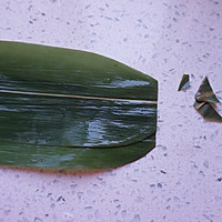 Illustration of how to make four-corner rice dumplings with red dates 2