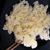 Illustration of how to make low-fat celery scrambled eggs 6