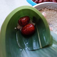 Illustration of how to make four-corner rice dumplings with red dates 5