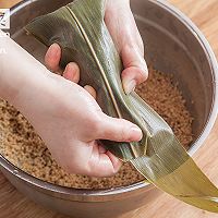 Illustration of how to make egg yolk meat rice dumplings 8