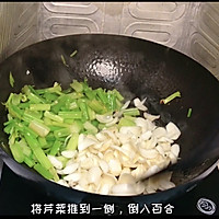 # Enjoy Safe Parent-child Food Engraving# Fried eggs with chives at dinner time Illustration of how to make fried celery, lily and fried dried fish 8