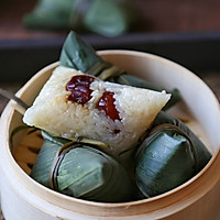 Illustration of how to make four-corner rice dumplings with red dates 13