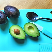 Illustration of how to make avocado sushi 9