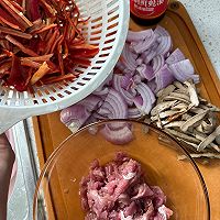 #celebrity chef juice flavor legitimate summer#red pepper onion dried seeds Illustration of the perfect recipe for stir-fried shredded pork noodles and rice 1